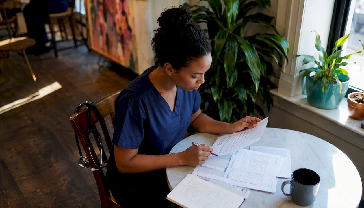 How Performance Reviews Affect Nurse Raises: What RNs Need to Know